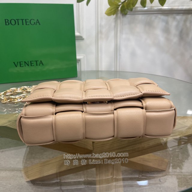 Bottega veneta高端女包 96008奶茶色 寶緹嘉新款枕頭鏈條包 BV經典款單肩斜挎手提女包  gxz1233